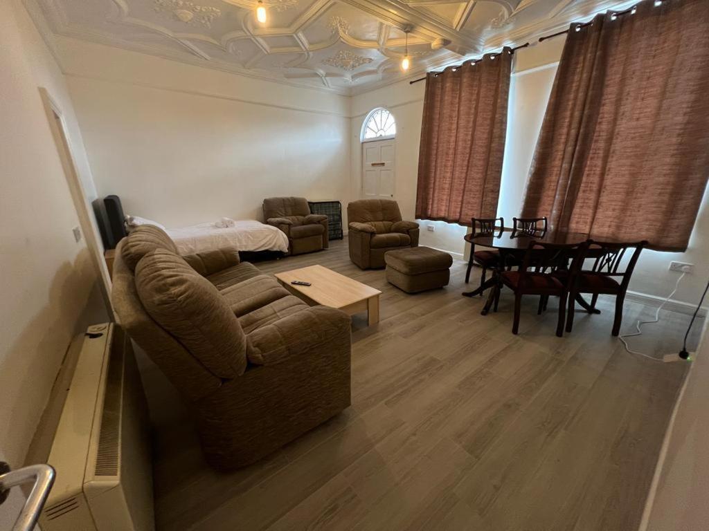 Spacious Entire Flat, 1 - Housity
