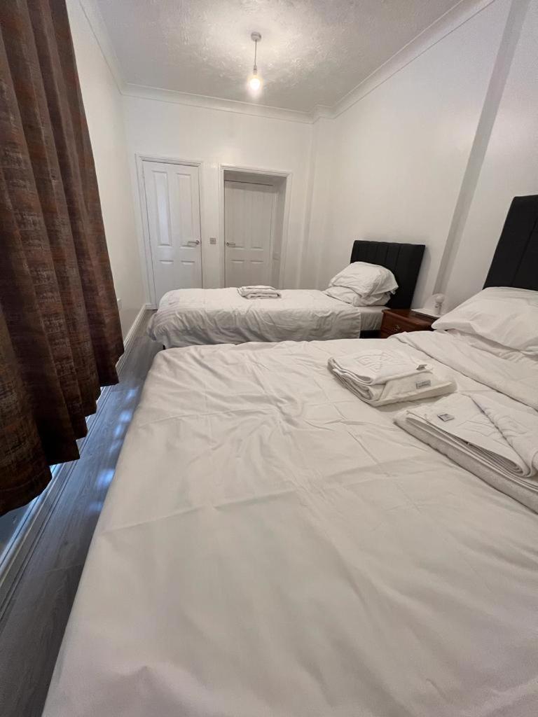 Spacious Entire Flat, 1 - Housity