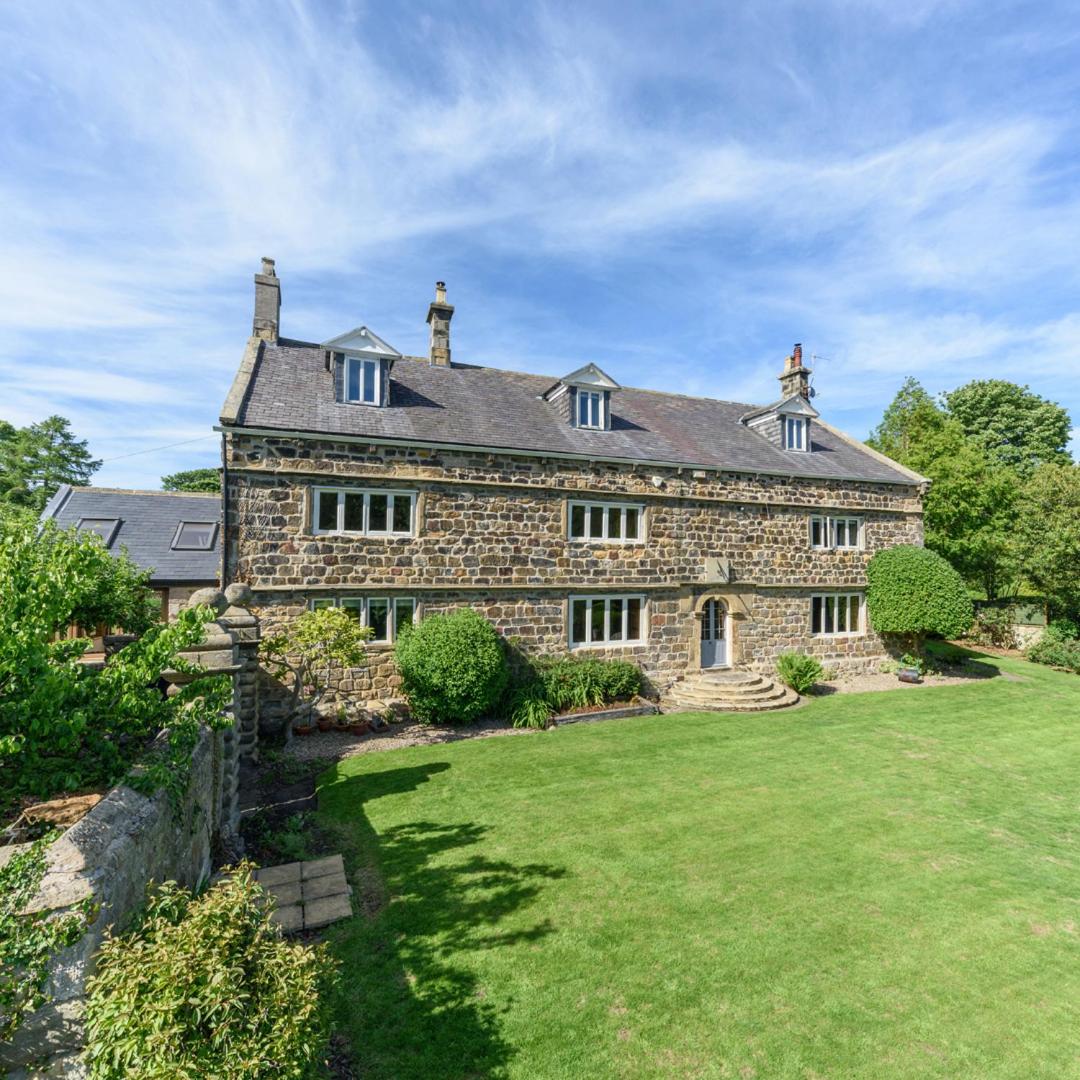 10 Bed Stunning House in village, with Hot Tub - Housity
