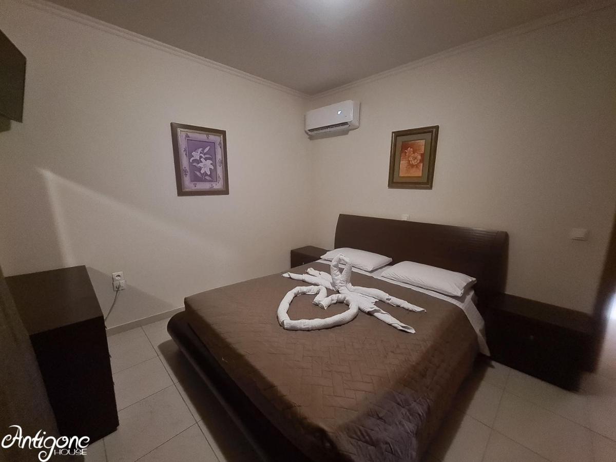Antigone House - Housity