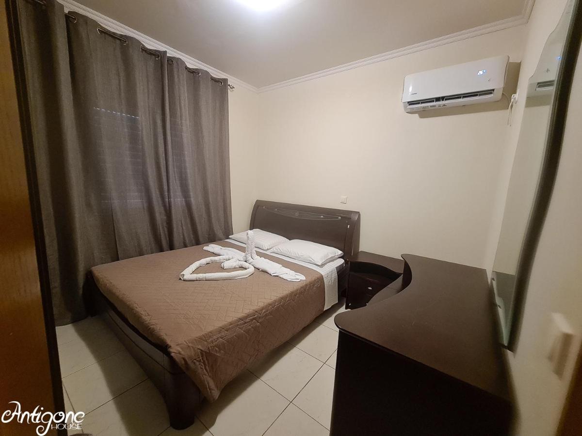 Antigone House - Housity