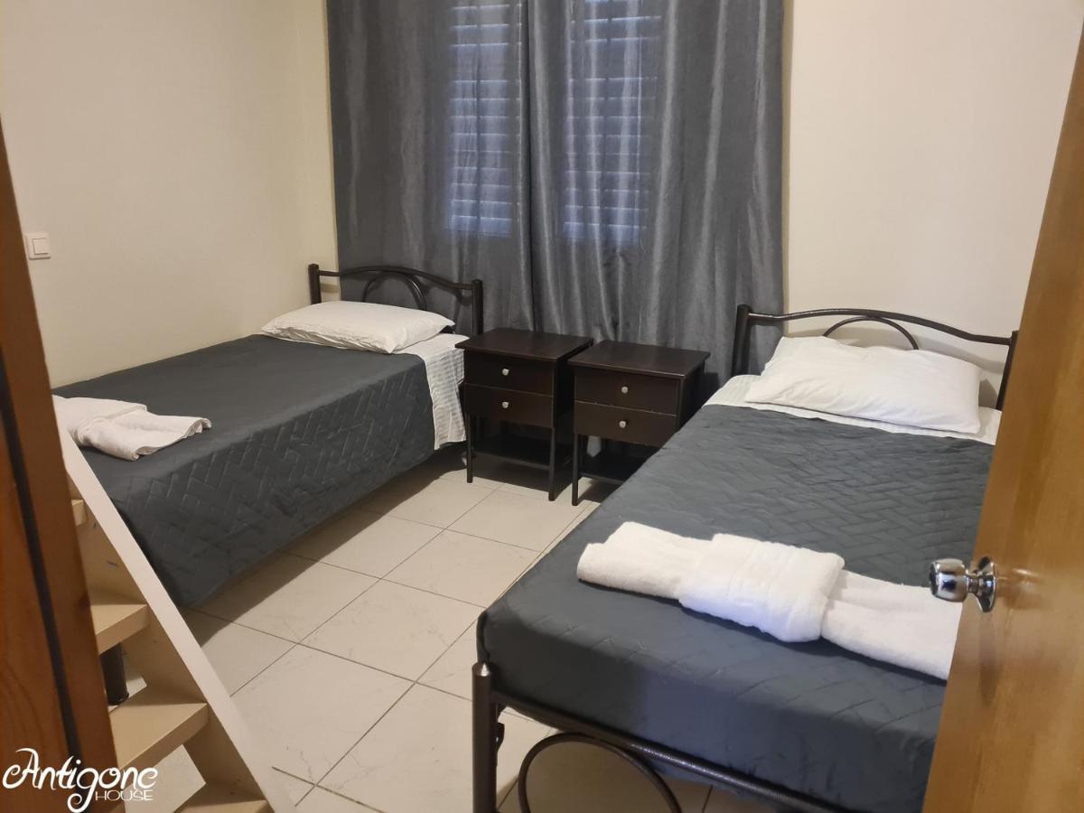 Antigone House - Housity