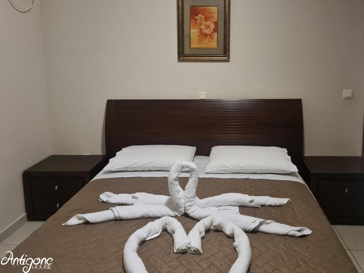 Antigone House - Housity