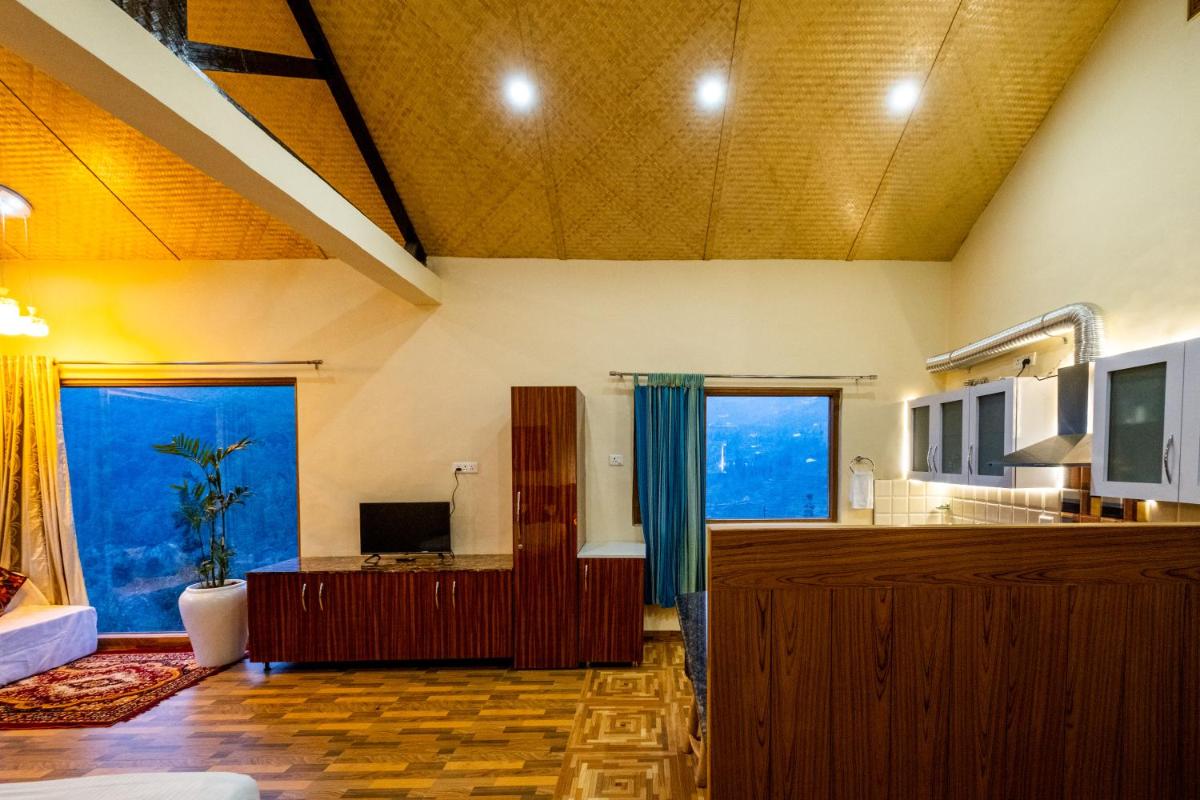 Pristine, Studio overlooking the mountains w wifi by RoamHome - Housity