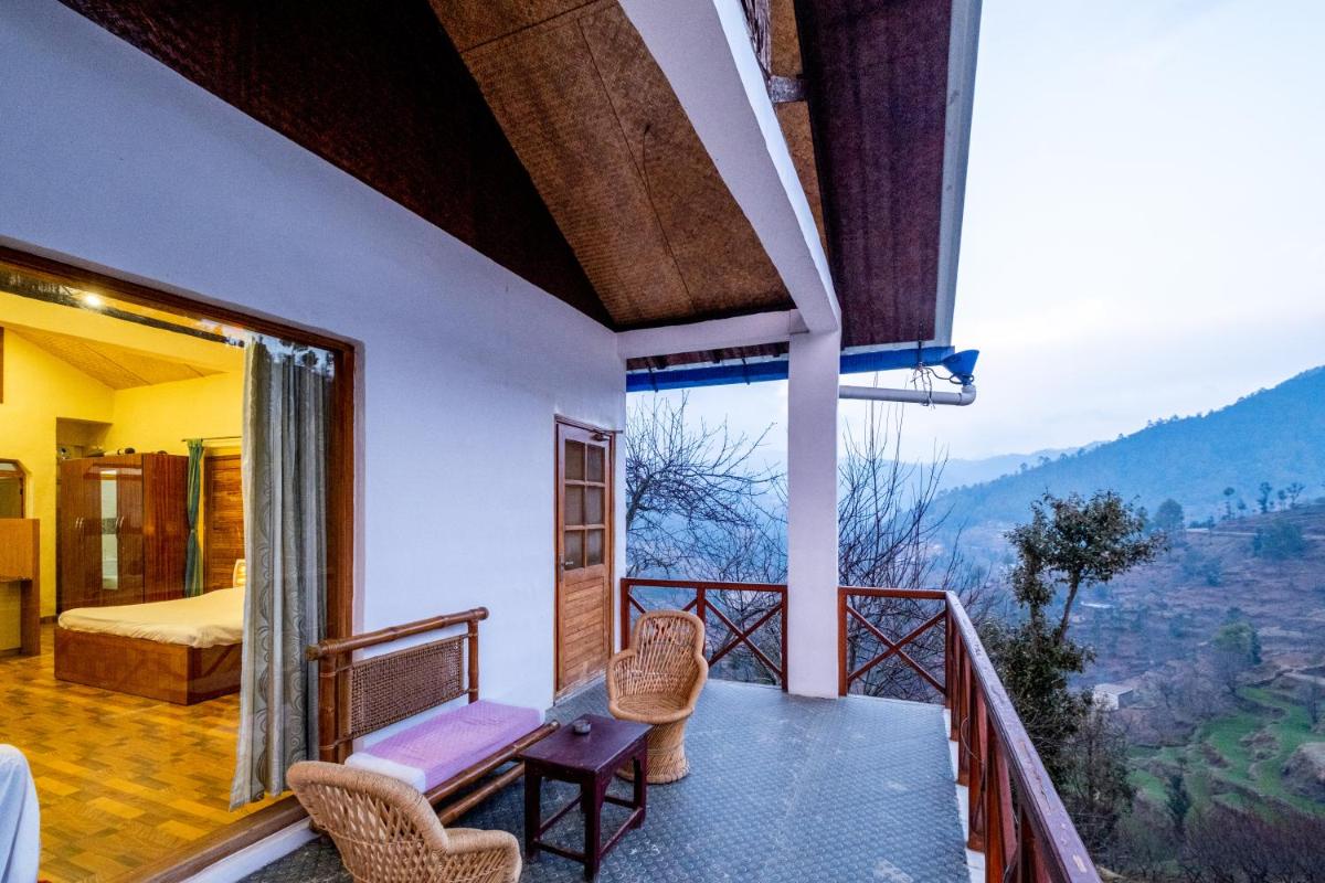 Pristine, Studio overlooking the mountains w wifi by RoamHome - Housity