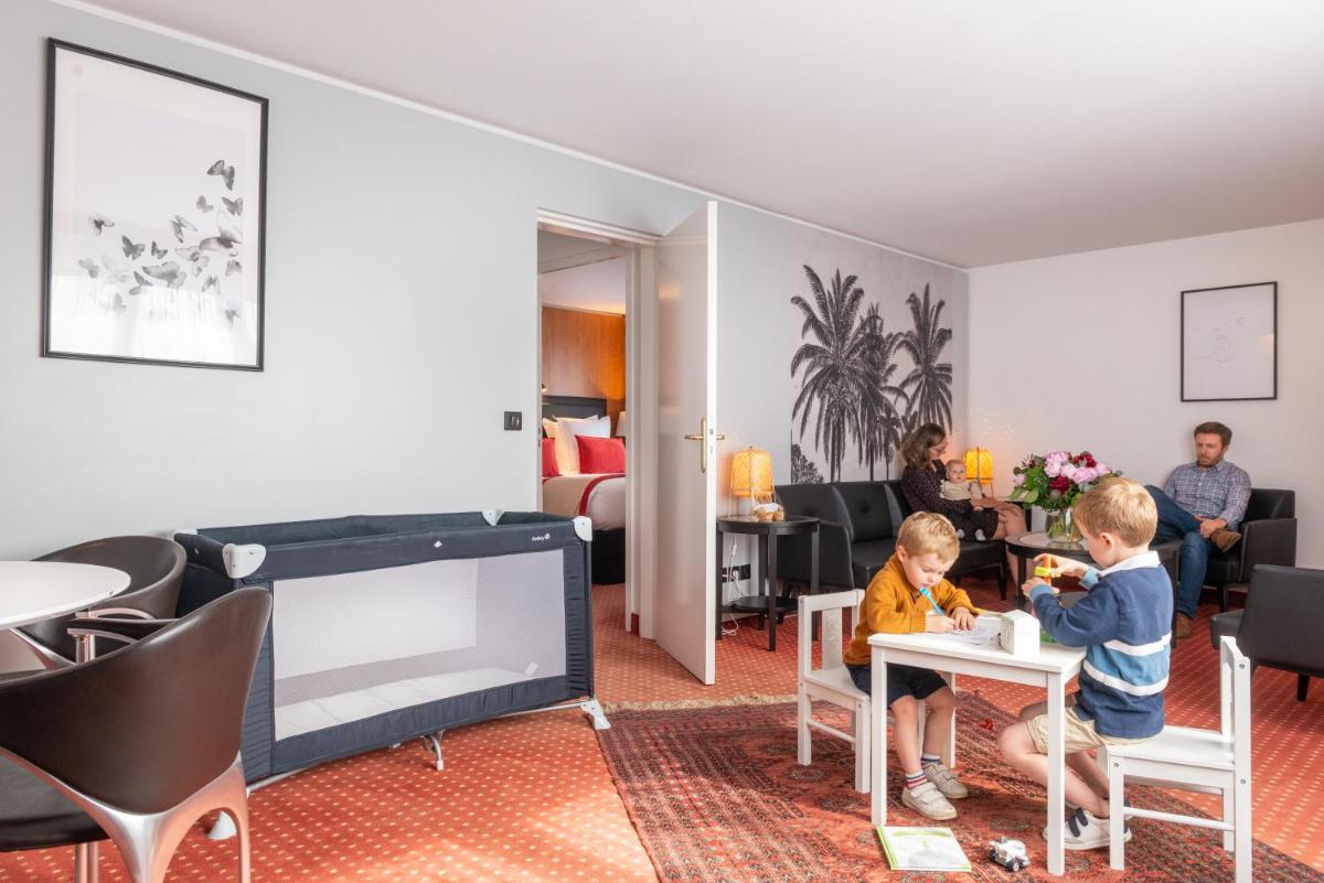 Coin salon dans l'établissement Le M & Spa Bordeaux Aéroport by Hôtels & Préférence