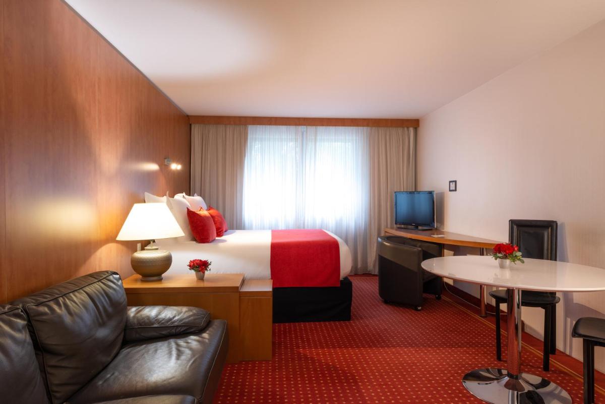 Télévision ou salle de divertissement dans l'établissement Le M & Spa Bordeaux Aéroport by Hôtels & Préférence
