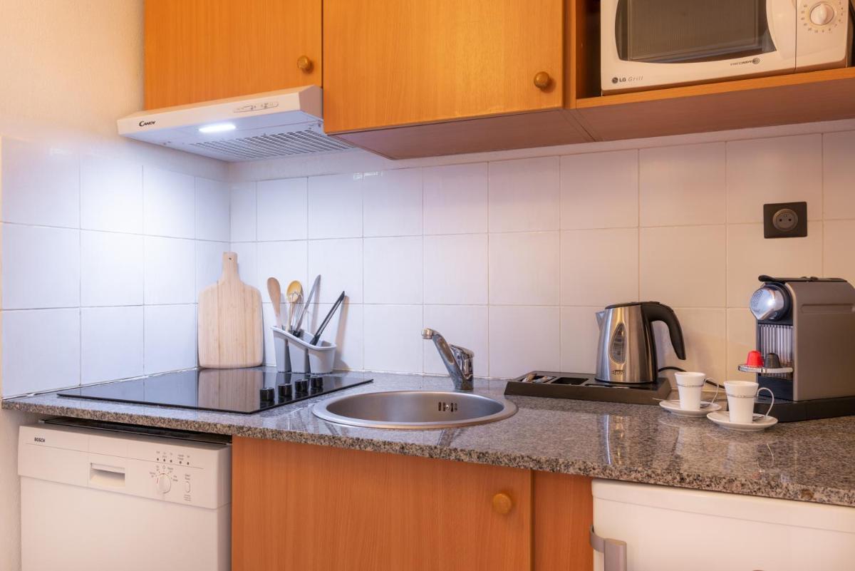 Cuisine ou kitchenette dans l'établissement Le M & Spa Bordeaux Aéroport by Hôtels & Préférence