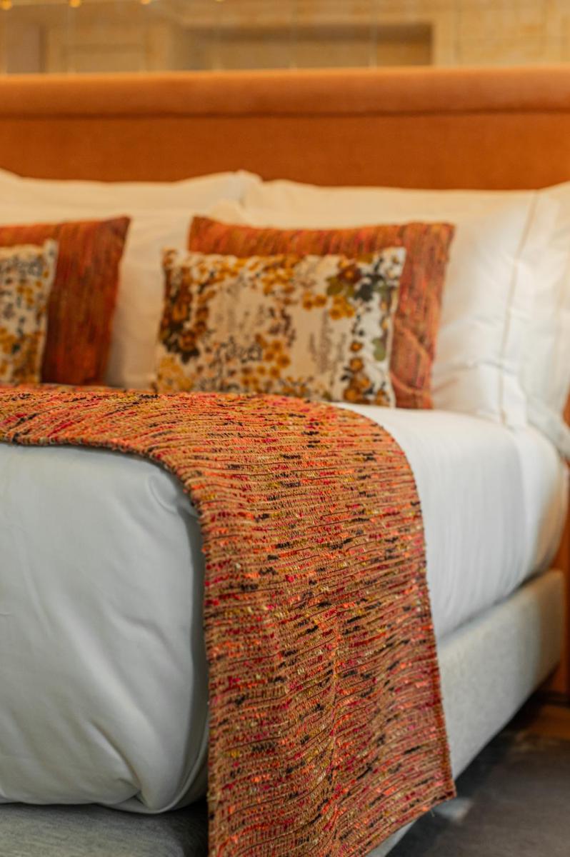 Uma cama ou camas num quarto em Palácio Ludovice Wine Experience Hotel