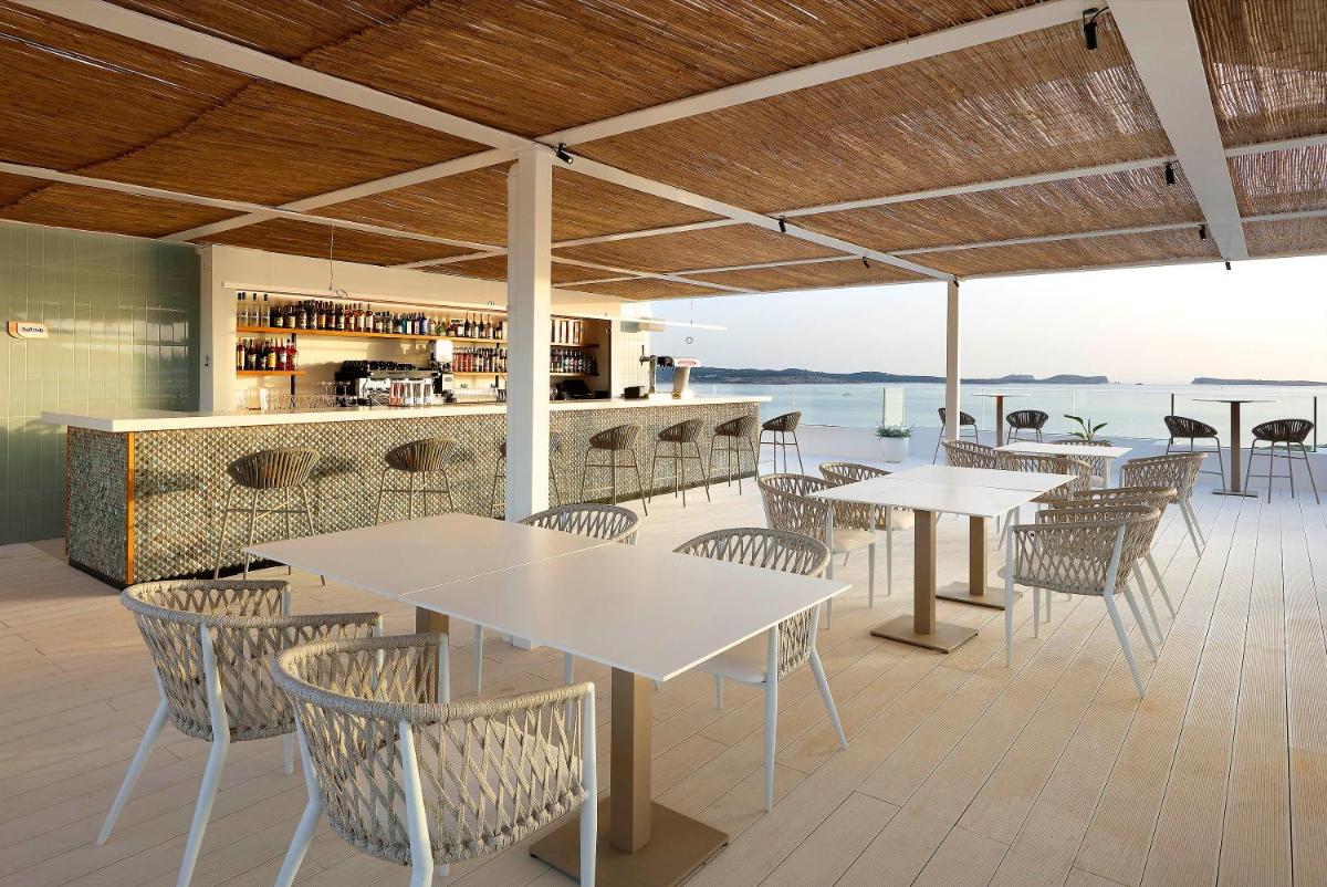 Un restaurante o sitio para comer en TRS Ibiza Hotel - Adults Only