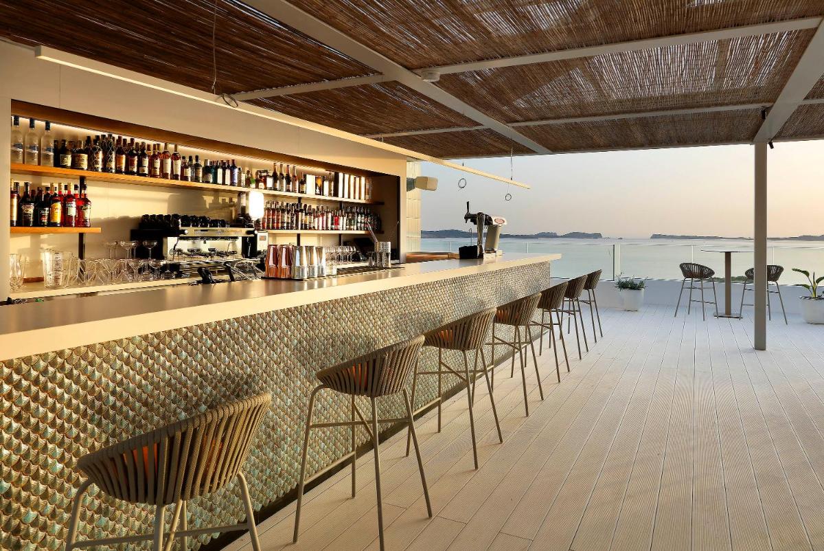 El salón o zona de bar de TRS Ibiza Hotel - Adults Only