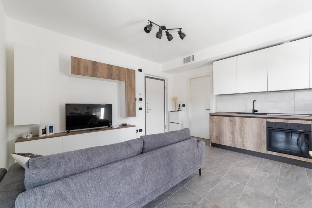 Modern APT with Terrace and Parking! - Housity