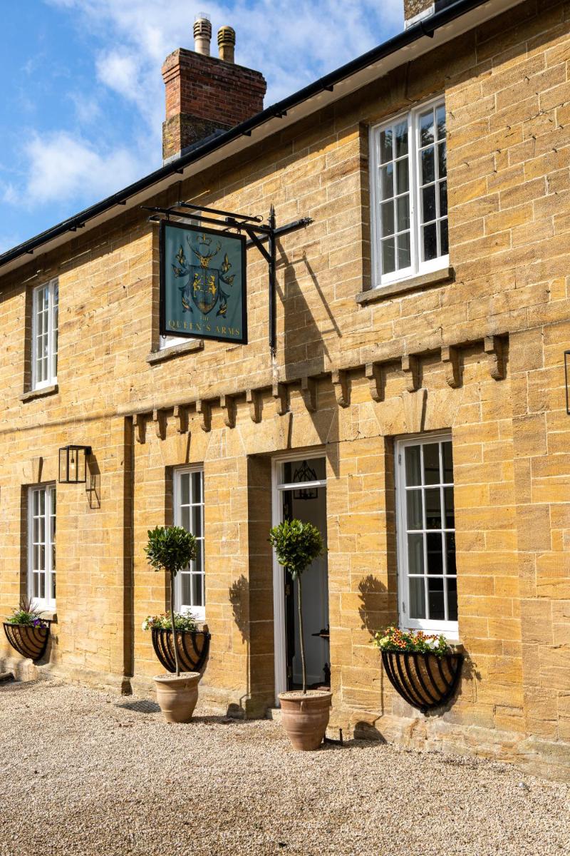 The Queens Arms - Housity