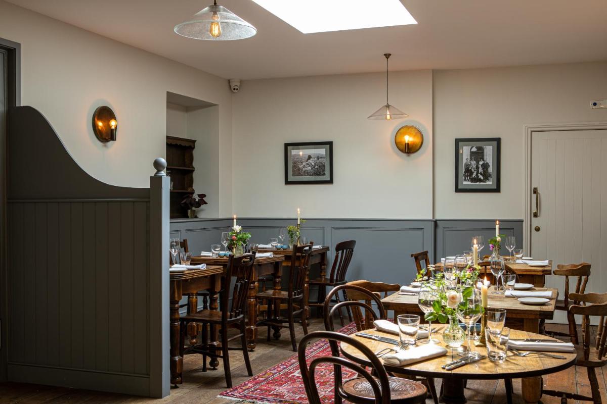 The Queens Arms - Housity