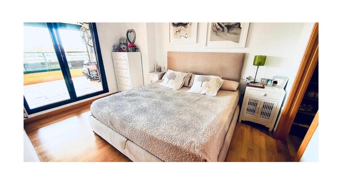 Lovely penthouse condo with pool - Housity