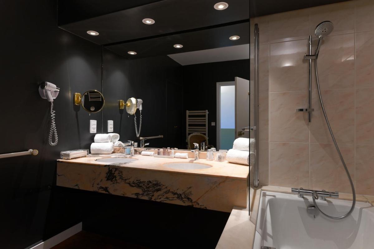 Salle de bains dans l'établissement HR Hôtel-Restaurant & Spa Marin