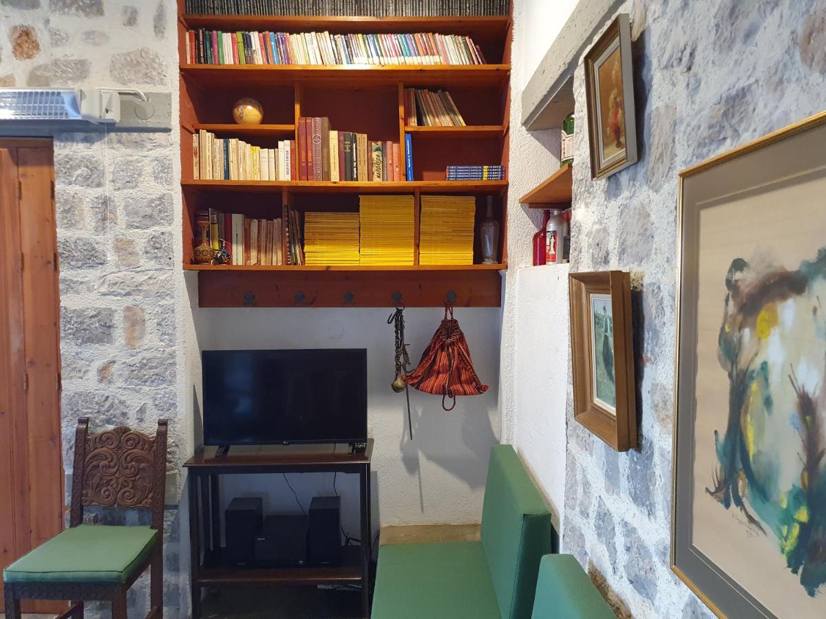 Oly & Nikiforo's house - Housity