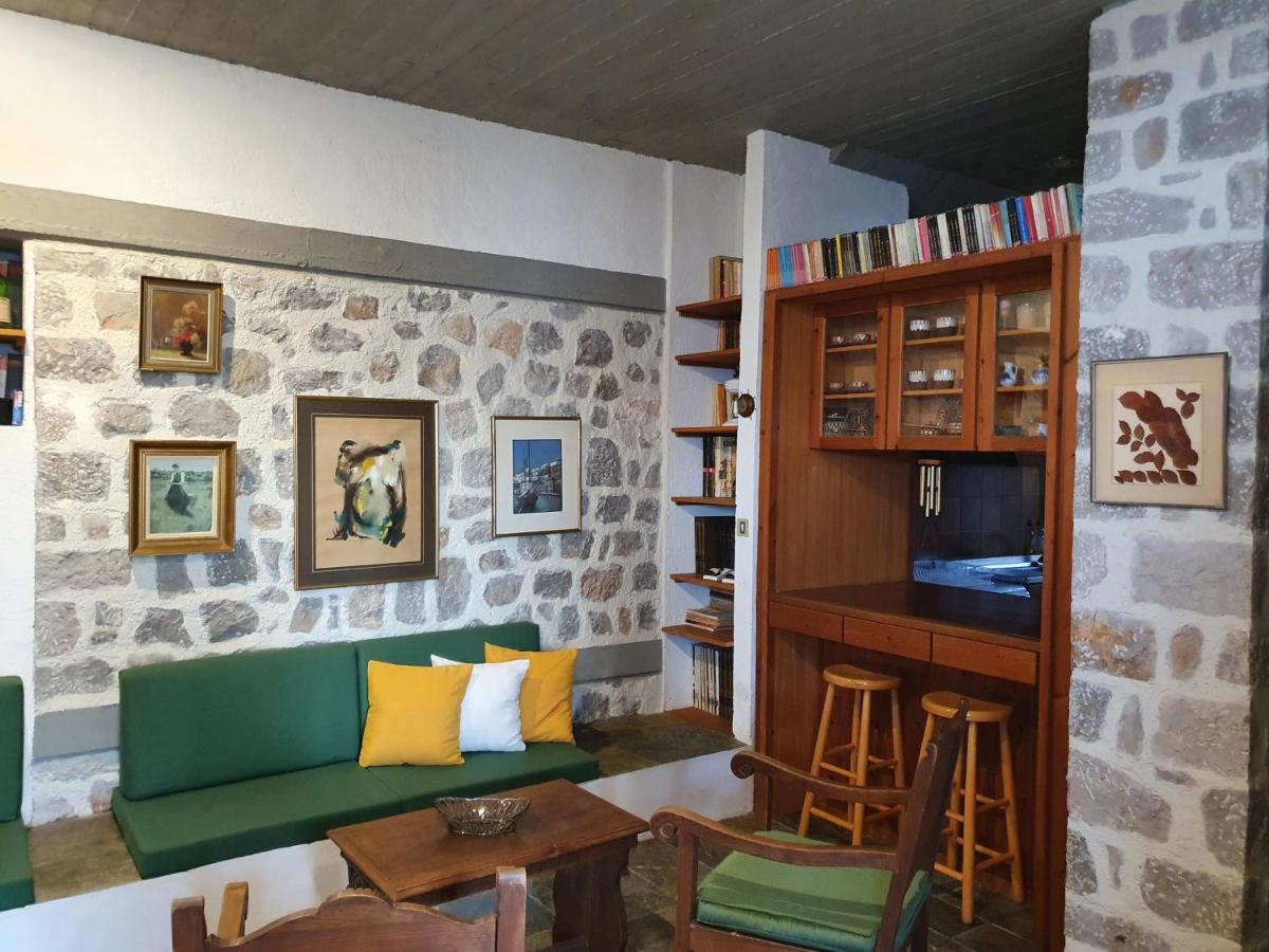 Oly & Nikiforo's house - Housity