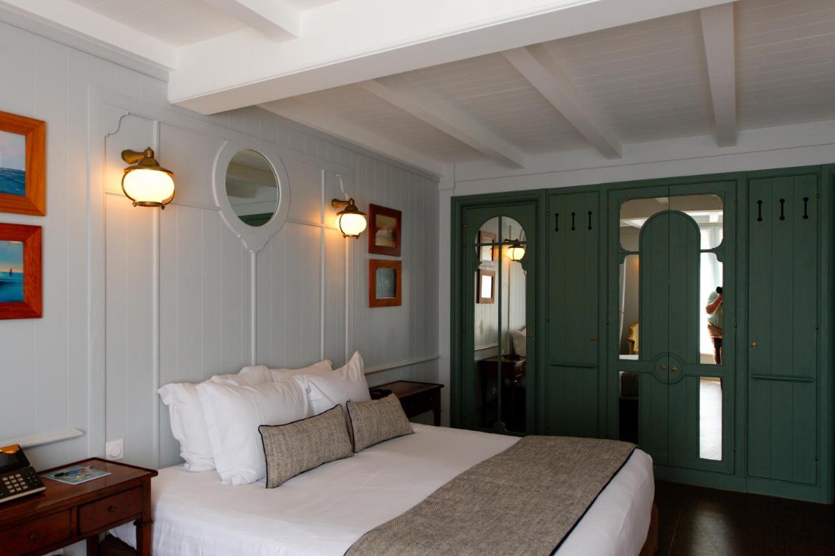 Un ou plusieurs lits dans un hébergement de l'établissement HR Hôtel-Restaurant & Spa Marin
