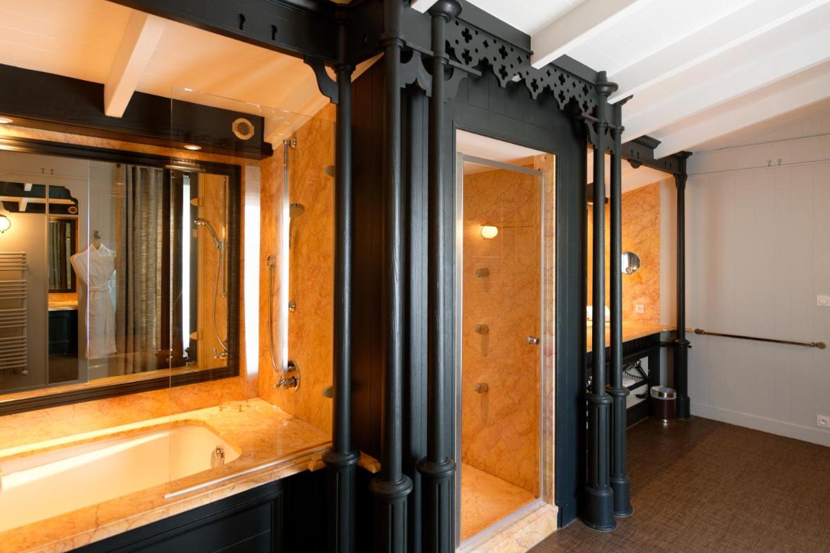 Salle de bains dans l'établissement HR Hôtel-Restaurant & Spa Marin