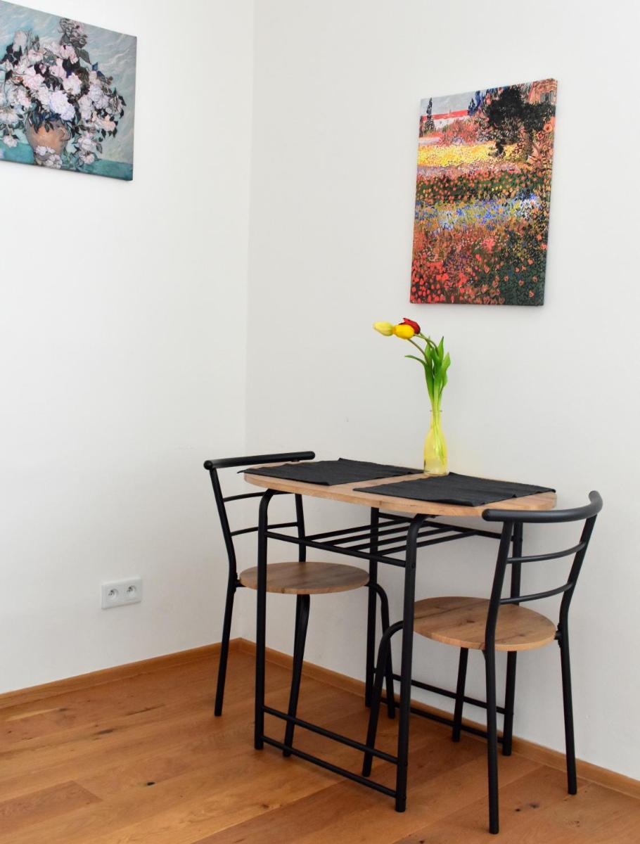 Airstay Prague apartment: Grebovka - Housity