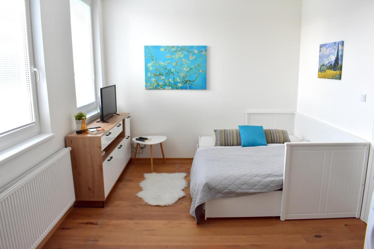 Airstay Prague apartment: Grebovka - Housity