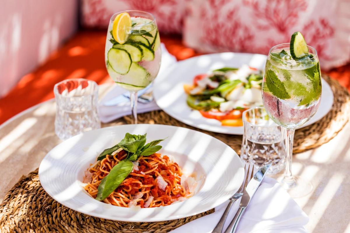 Nourriture dans l'hôtel ou à proximité