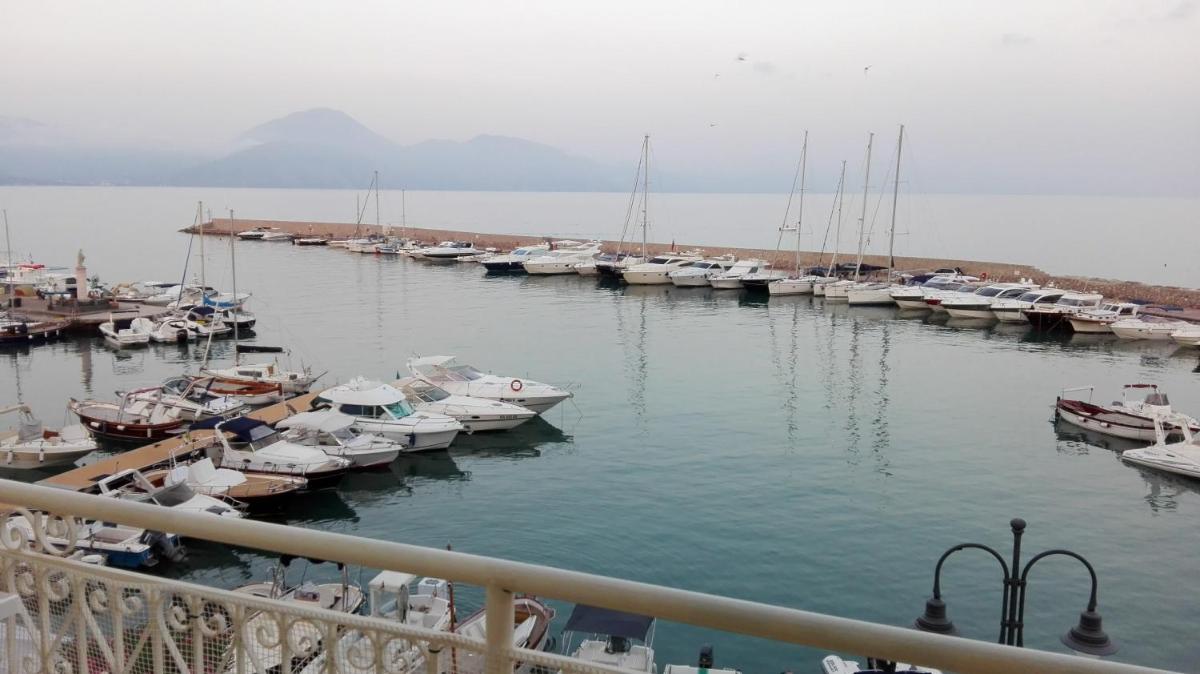 Scario Sunny Apartment in centro - Housity