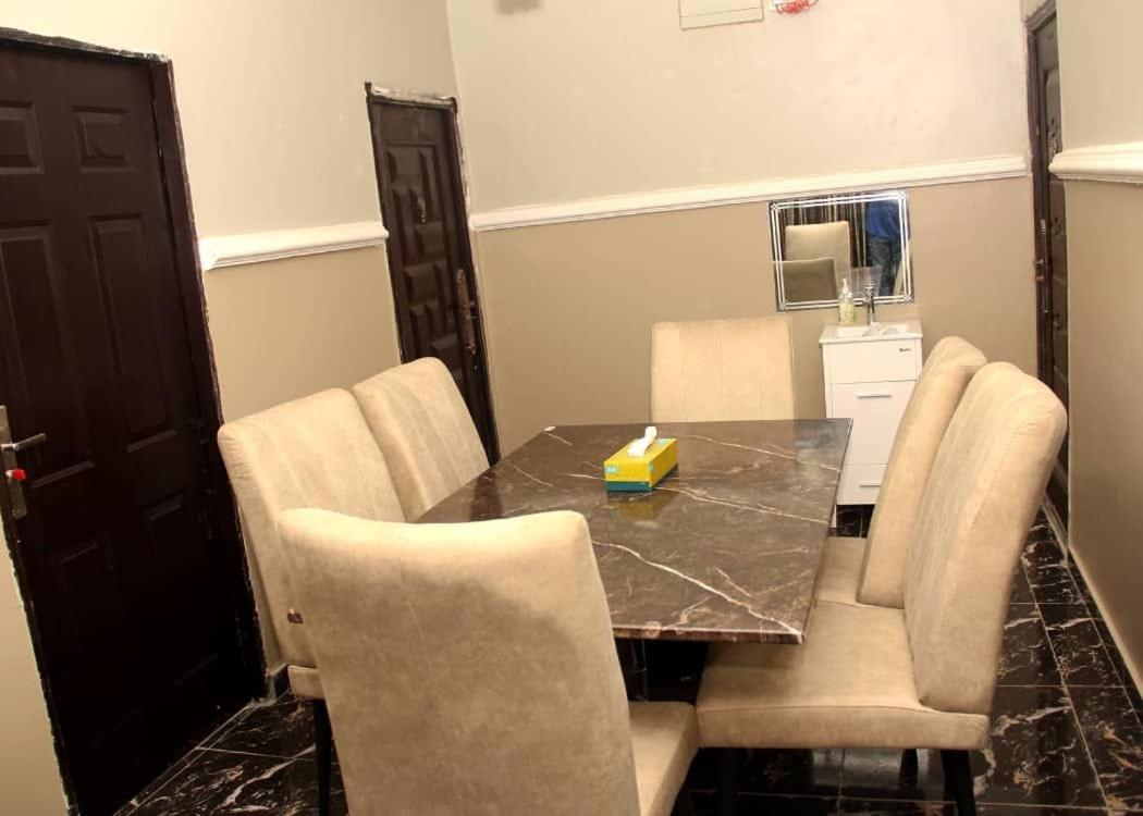 Suitetrails - A lovely 3bedroom apartment lifecamp