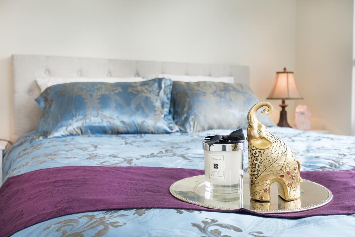 Chic 2-Bedroom in Central Downtown with Stunning Water Views - Housity