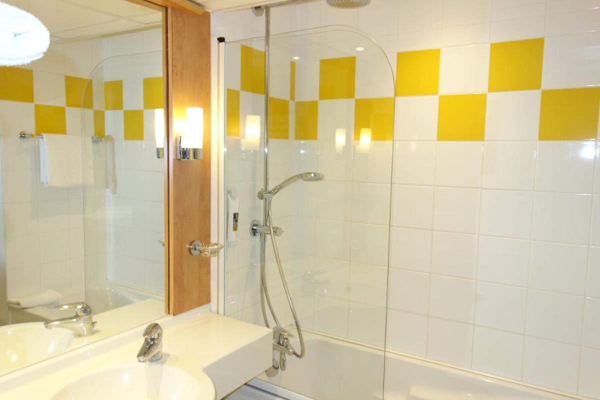 Salle de bains dans l'établissement Mercure Epinal Centre