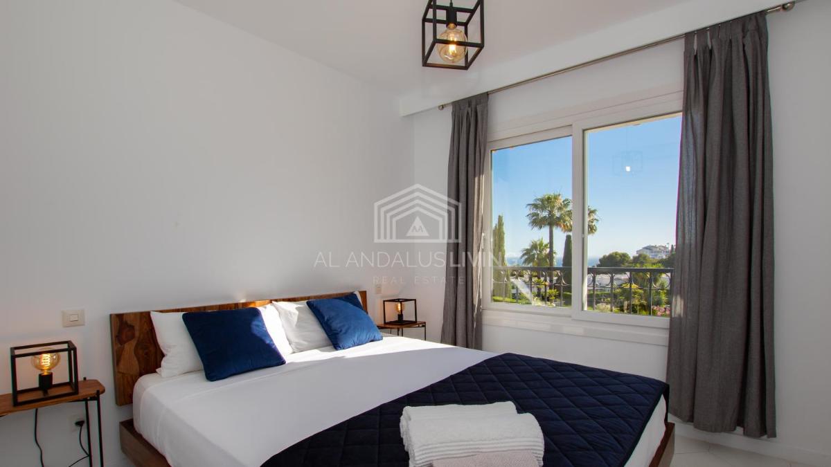 Open plan modern apartment with sea views in Miraflores, Mijas Costa - Housity