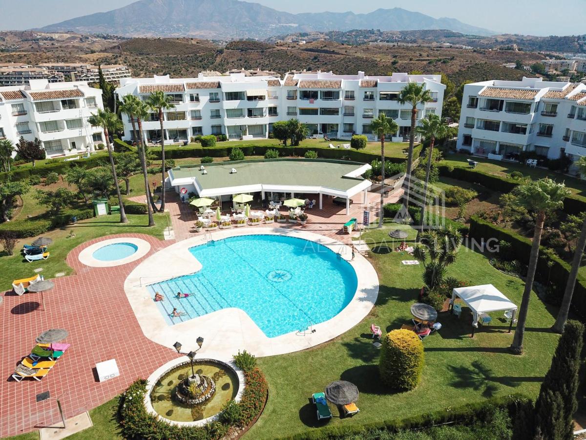 Open plan modern apartment with sea views in Miraflores, Mijas Costa - Housity