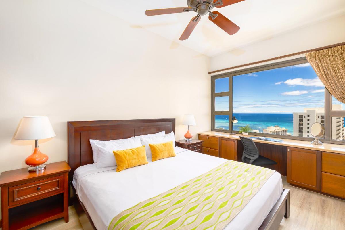 Upscale Penthouse with Ocean Views - Free Parking - Housity