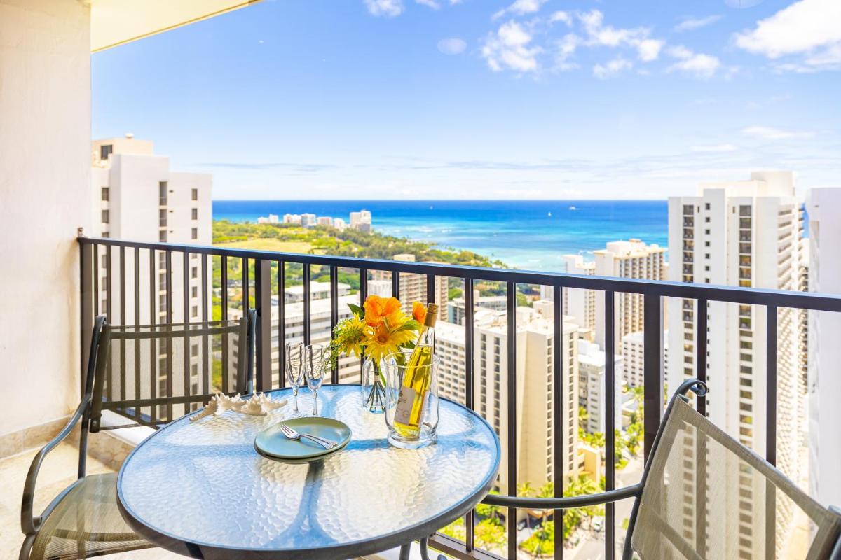 Upscale Penthouse with Ocean Views - Free Parking - Housity