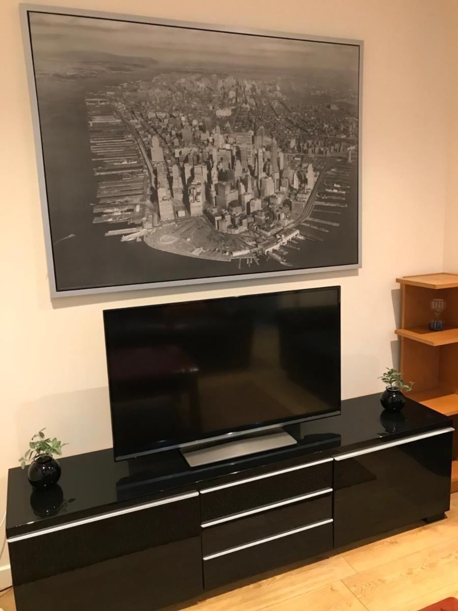 Apex Fox Street Apartment with Free Parking - Housity