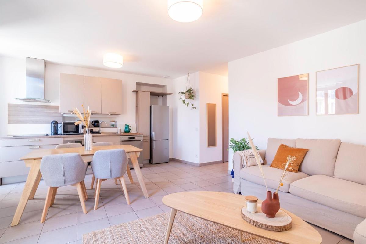 Bright Apartment For 6 In Bormes Les Mimosas! - Housity