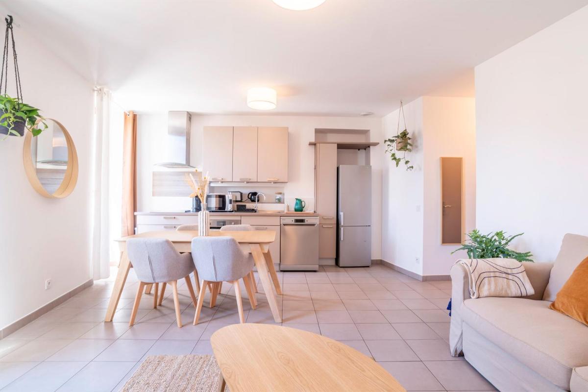 Bright Apartment For 6 In Bormes Les Mimosas! - Housity