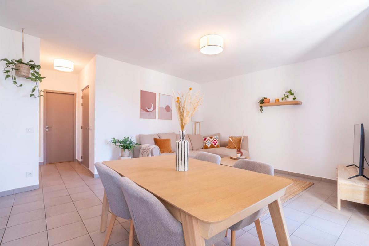 Bright Apartment For 6 In Bormes Les Mimosas! - Housity