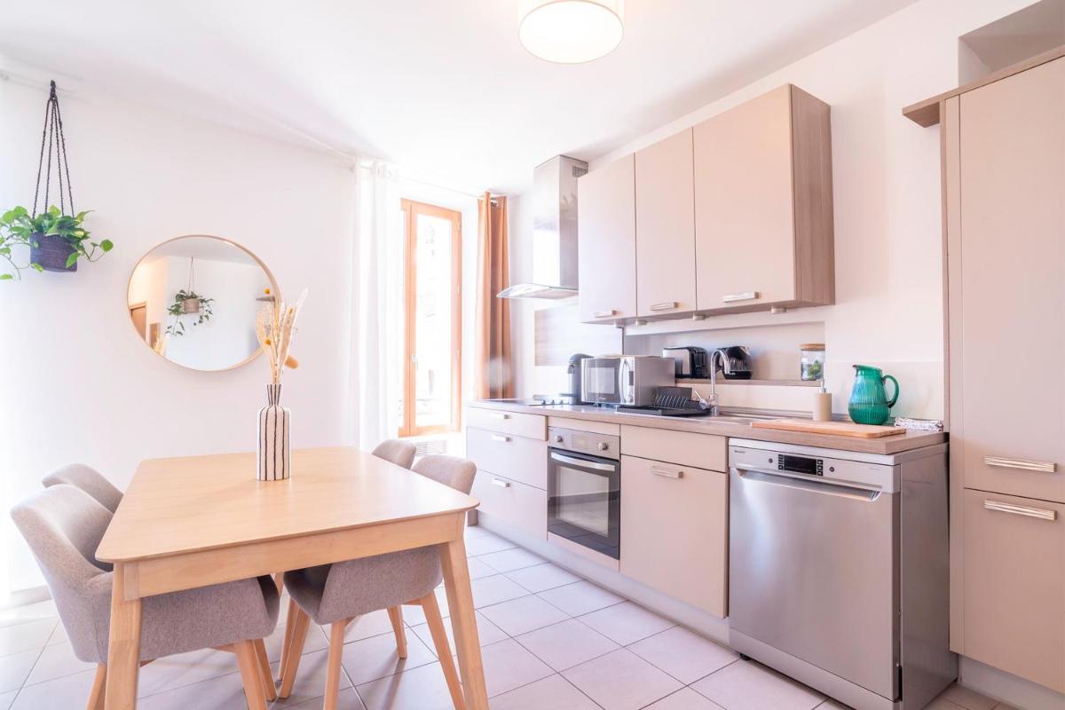 Bright Apartment For 6 In Bormes Les Mimosas! - Housity
