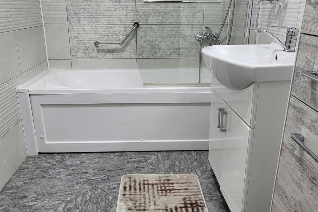 Spacious APT in the Center next to MallDova Mall - Housity