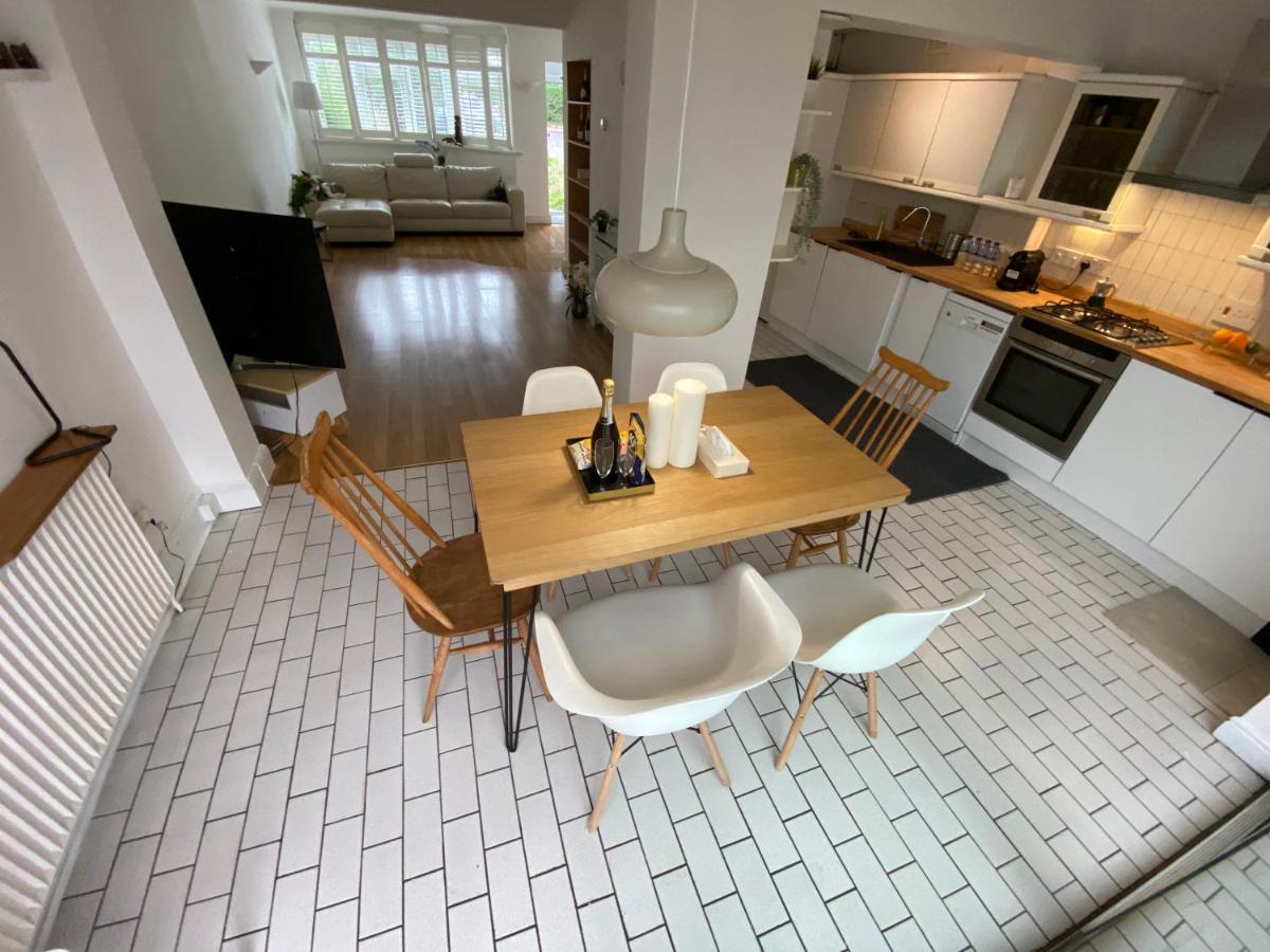 Cheerful 4 Bed House in Mill Hill - Housity