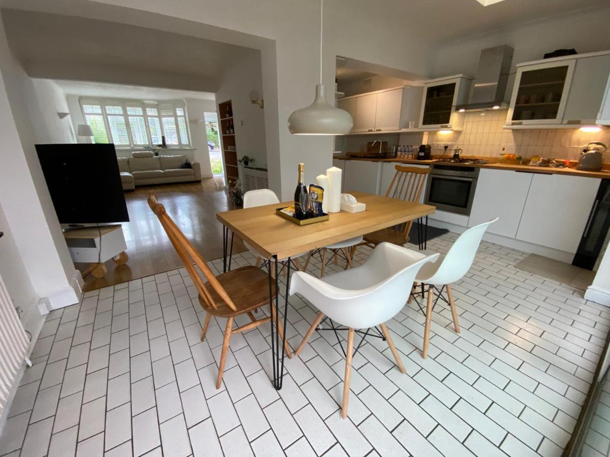 Cheerful 4 Bed House in Mill Hill - Housity