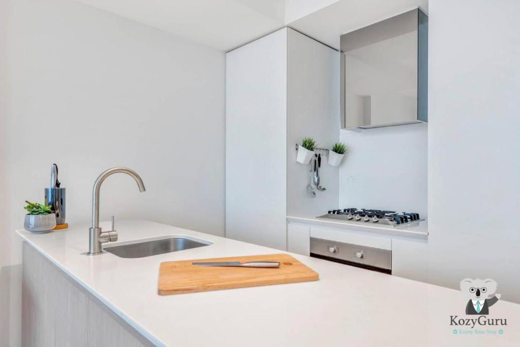 KOZYGURU MELBOURNE CITY EQ TOWER 1 BEDROOM APT WITH CITY SKYLINE VIEW- VME127 - Housity