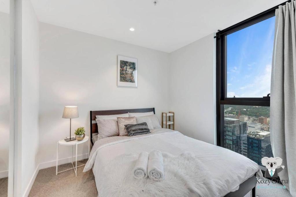 KOZYGURU MELBOURNE CITY EQ TOWER 1 BEDROOM APT WITH CITY SKYLINE VIEW- VME127 - Housity