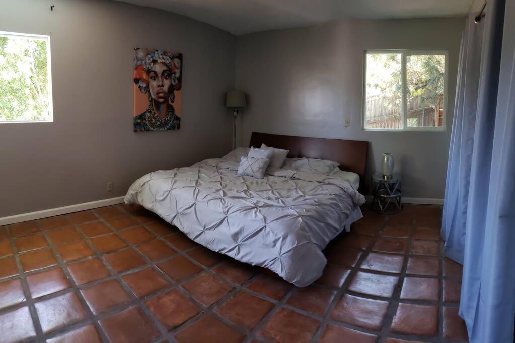 Heated pool House in the hills with great views - Housity