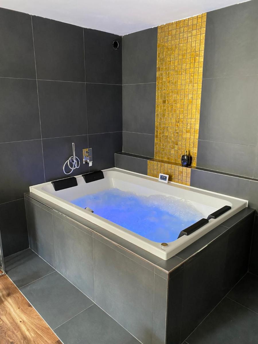 FiftyShades Apartmán s vířivkou - Housity