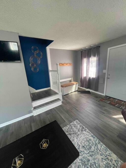 Comfortable 2 Bedroom Home in Historic Hibbing - Housity