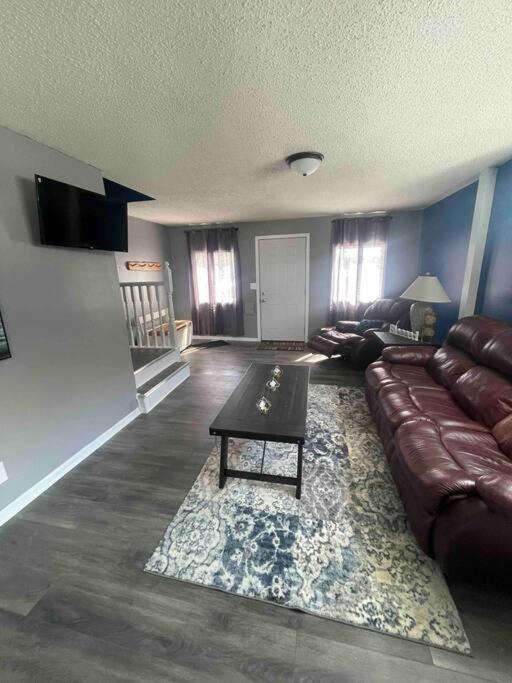 Comfortable 2 Bedroom Home in Historic Hibbing - Housity