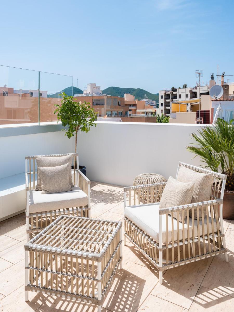Un balcón o terraza de The Standard, Ibiza